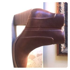 Never Worn Simply Vera Wang Booties